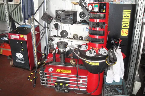 Die Reifenmontagemaschine in unserer Werkstatt für Reifenservice in Berlin.